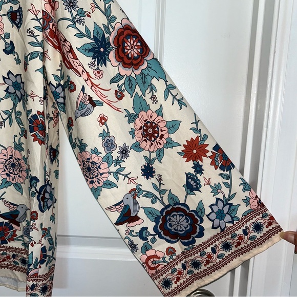 NWOT Off white boho style bell sleeved with 5 button Size Large - Picture 3 of 5